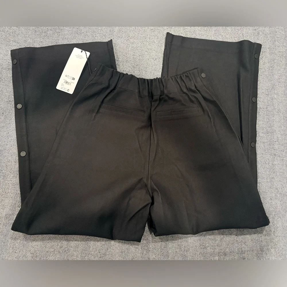 Alo Mid-Rise Cosmopolitan Snap Pant | color: black | size: m - Picture 5 of 11